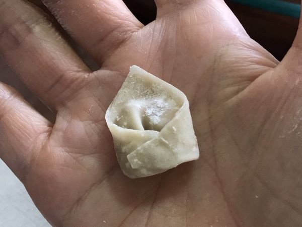 再將左右兩個角折進來捏緊就好了