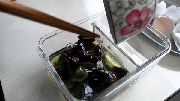 蛋白先倒入剛剛放皮蛋的容器中，加入延後入電鍋蒸約20-25分鐘