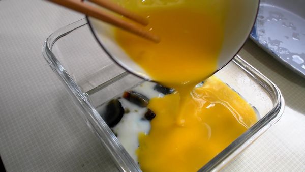 蛋白凝固後倒入蛋黃，再進電鍋蒸20-25分鐘