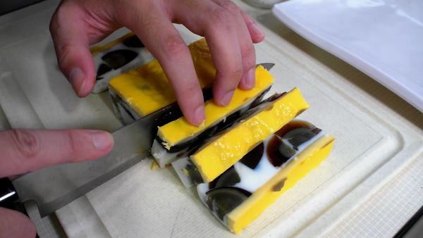 從模具中取出後切塊即可