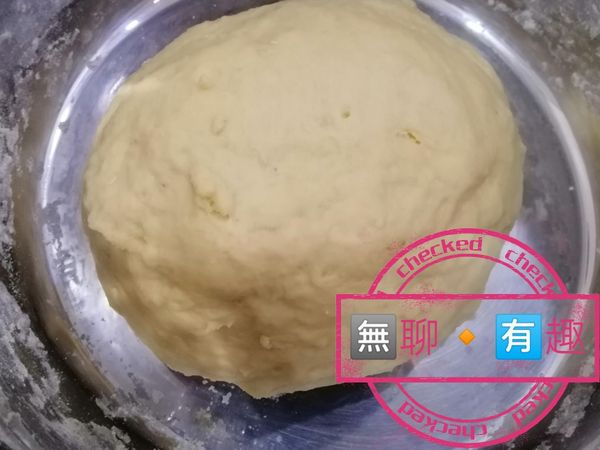 把麵粉搓揉大約10分鐘。
這裡不需要搓至光滑，在搓的過程中沒有看到白色麵粉顆粒即可。