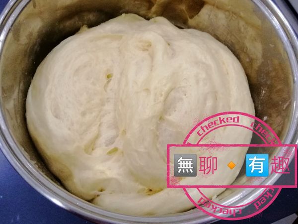 用保鮮膜把碗包上發酵30分鐘。
麵粉會漲到之前的一倍大