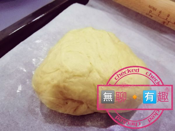現在才是真正的搓麵。
在麵糰中弄個小洞加入少許黃油，然後蹂捏折磨這麵糰大約15分鐘。