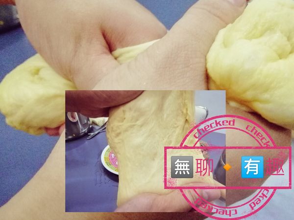 現在麵糰應該是光滑的，可以拉至透光
把它分成5等份