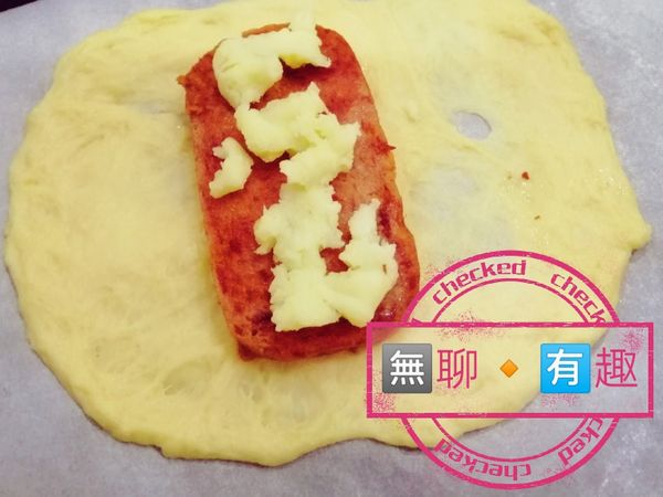 放上之前煎好的午餐肉和起司包起來。
我的手工不好，包得不漂亮。
你們可以試試自己的方式

包好後要放個30分鐘，讓麵包自己再發些