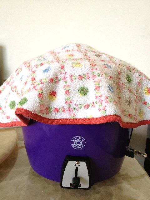 (第一次煮):
睡覺前,將紫米紅豆裡放進大同電鍋裡的內鍋中,將水加到3左右;而外鍋的水則加200cc,按下按鍵後熬煮並浸泡一個晚上.