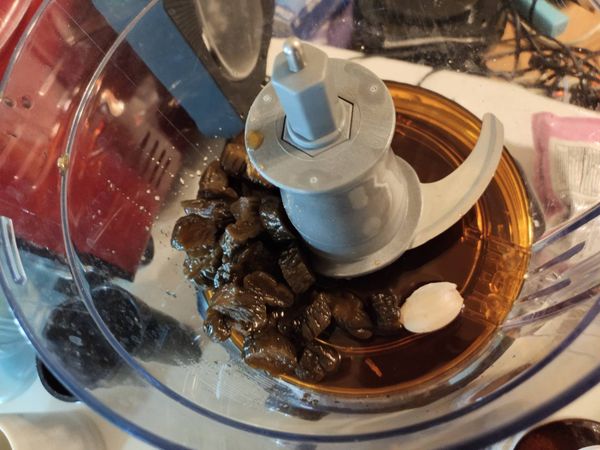 將醬瓜打開後倒入調理機內，也放入剝好的蒜頭。