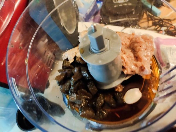 加入新豬肉後攪打均勻。