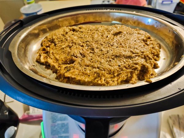 放入下層煮白飯的鍋內（或是大同電鍋），上層放蒸鍋與瓜仔肉。