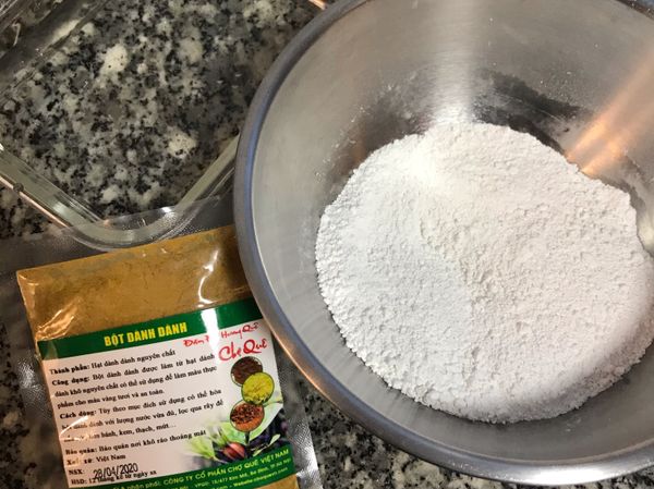 將水和地瓜粉秤好；