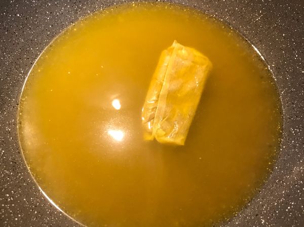 將山槴子粉或山槴子6顆，放到滷包袋裡後，再放到525g的水裡煮滾； 山槴子粉如果是直接入水裡煮的話，就是煮滾後還要濾過ㄧ下雜質。