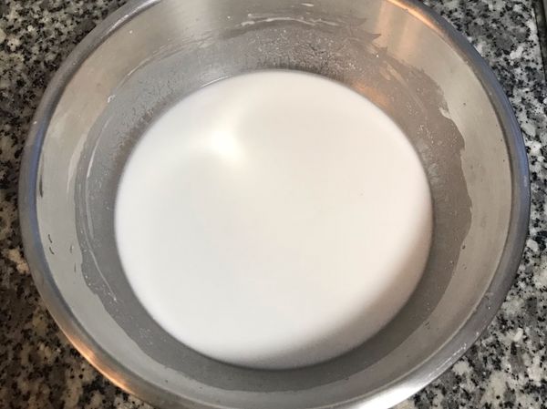 地瓜粉或木薯粉與剩下的水混勻；