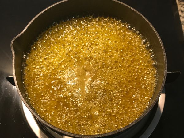 山槴子粉水煮到大滾即可。如果用山槴子果實者，不要滾太久，才不會產生苦味。