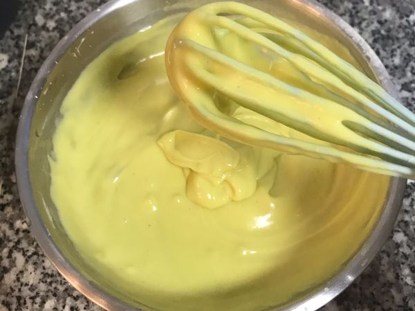 快速攪拌到粉漿糊化，顏色一致即可。沖粉後如果糊化不完全，就用小火加溫快速攪拌到糊化即可喔～。