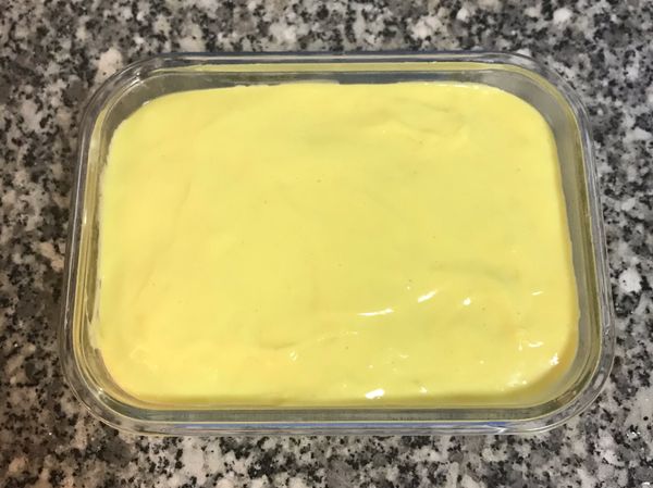 倒入模具中，抹平並敲出氣泡；