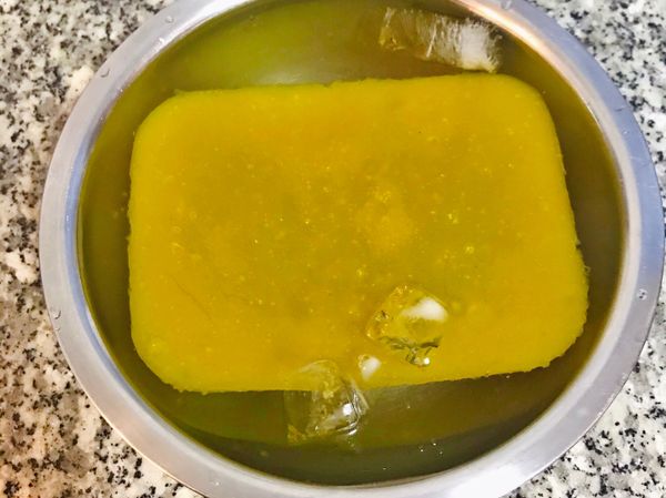 從冰箱取出後，用刀子延著四邊劃開；便可輕易脫模，脫模後將粉粿泡入冰開水中；