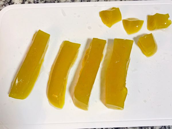 泡冰開水可以讓粉粿不會黏呼呼的不好切喔！切的時候刀具也要沾水。