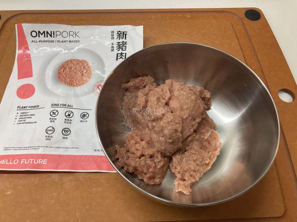 新豬肉冷藏退冰後，取出放入小鋼盆