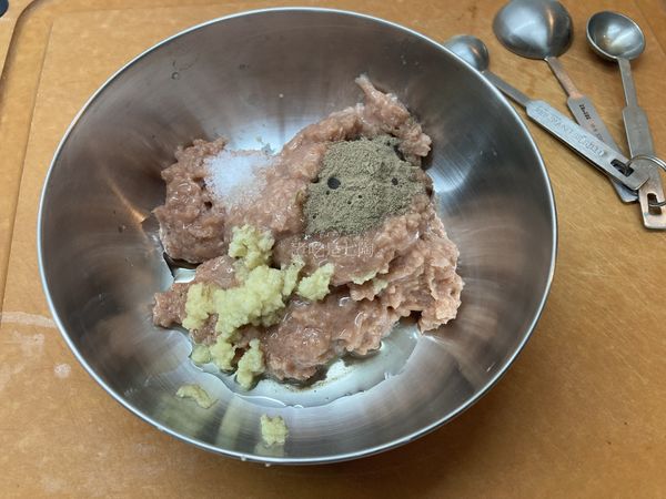 放入鹽巴、薑泥、白胡椒粉跟香油拌勻後