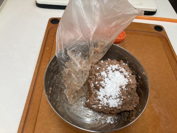 加些許太白粉和勻後，靜置1小時入味。這樣的分量可以鑲兩條大黃瓜，如果一次只做一條，剩下一半的新豬肉餡放保鮮盒冷藏，保存2-3天都可以。