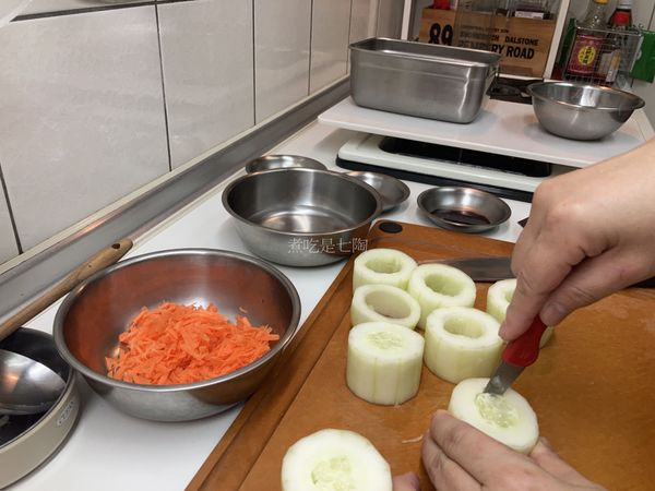 1.紅蘿蔔刨絲
2.大黃瓜去皮，切成8個黃瓜圈，用小刀將中間的仔挖出，再稍微挖大圈一點的洞，這樣可以鑲多一點的內餡