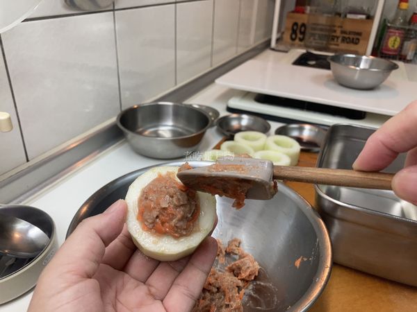 將餡料鑲入黃瓜圈內