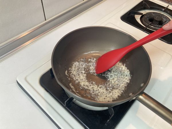 熱油鍋，爆香蒜末(不要炒到焦色，有香氣即可)