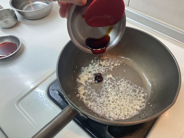 加入素蠔油炒香