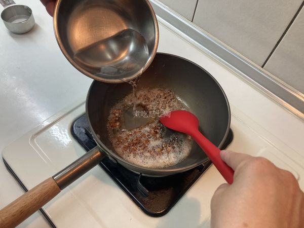 加水煮滾，(留一些水跟太白粉攪拌成太白粉水)