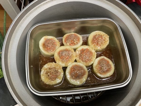 電鍋外鍋加1米杯的水，蒸熟跳起即可