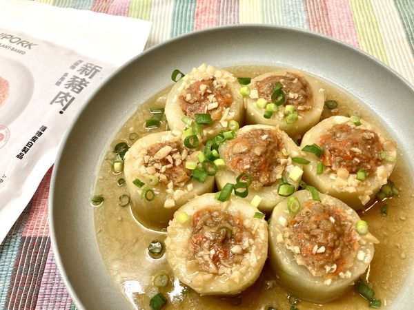 盛出到盤子內，將適量的醬汁淋在上面，些許蔥花裝飾，香又好吃的黃瓜鑲新豬肉即完成~~