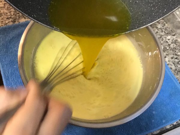 將木槴子滾水沖入粉漿中（地瓜粉漿會沉澱，所以要沖前，請再攪拌均勻。）