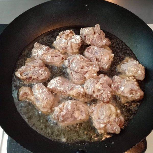 倒入淺油 中火炸雞塊 每1分鐘翻一次面 炸3分鐘