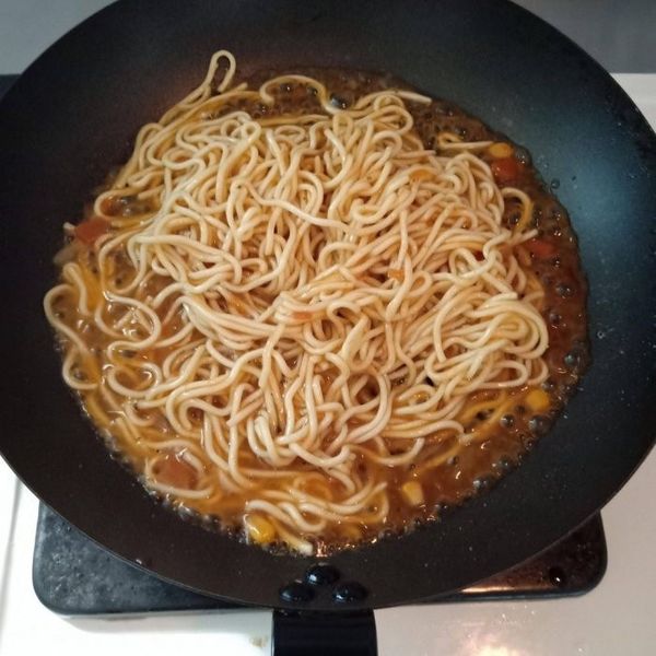 油麵與蘑菇醬 水炒均勻