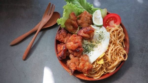 盛盤 放上鐵板麵 雞蛋 炸雞 用番茄 生菜 檸檬裝飾 完成