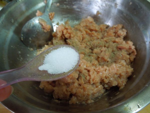 在新豬肉中加入黑胡椒粉和鹽調味。