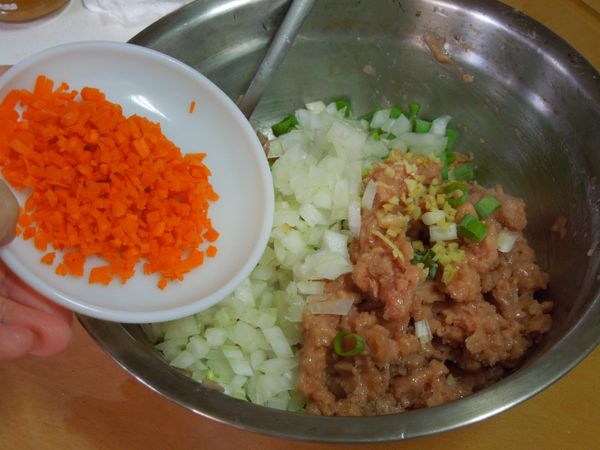 續加入洋蔥末、紅蘿蔔末、薑末、青蔥末。