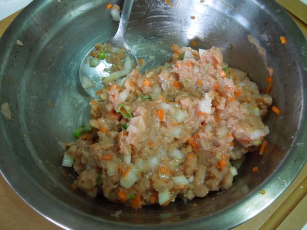 將肉餡攪拌均勻。