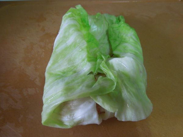 將菜葉像包春捲一般，向前滾動包起來。