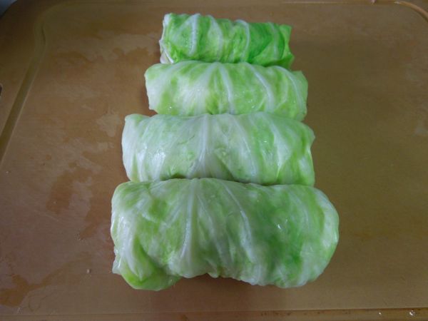 四個高麗菜捲要尺寸相近，將葉緣收在菜捲下方，菜葉才不會散開。