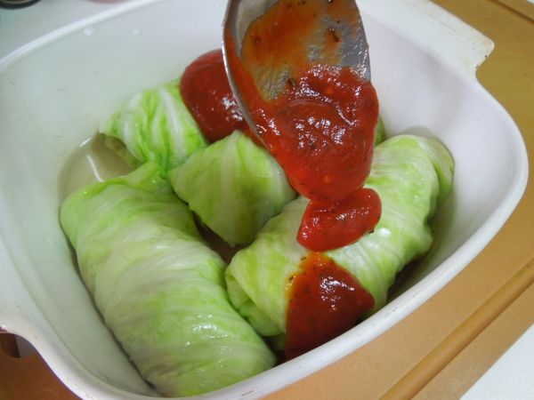 將菜捲放入厚底鍋中，加入高湯。在菜捲上各加1大匙蘑菇麵醬。