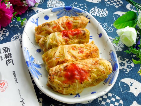 時間到，夾出高麗菜捲，排盤上桌。