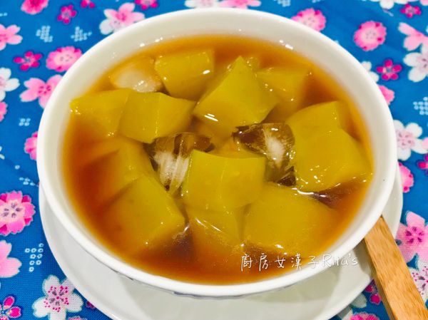 切好後放入黑糖水再加上蜜紅豆即可享用。