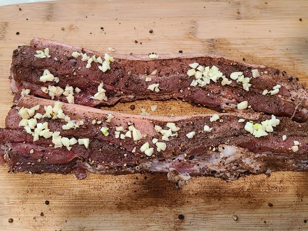 全部醬料均勻抹在五花肉上