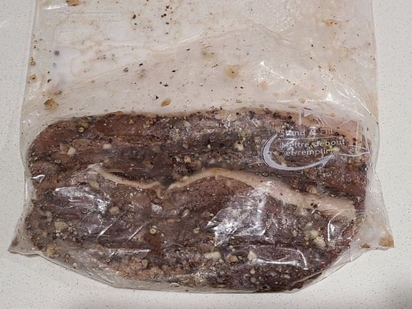 2天後五花肉顏色變深
已經醃入味了