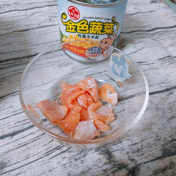 先將鮭魚肉片用手掰成小塊，並挑除魚刺。