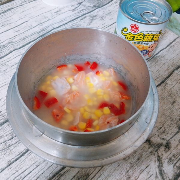 加入1米杯的水和雞粉、白胡椒粉調味拌勻。