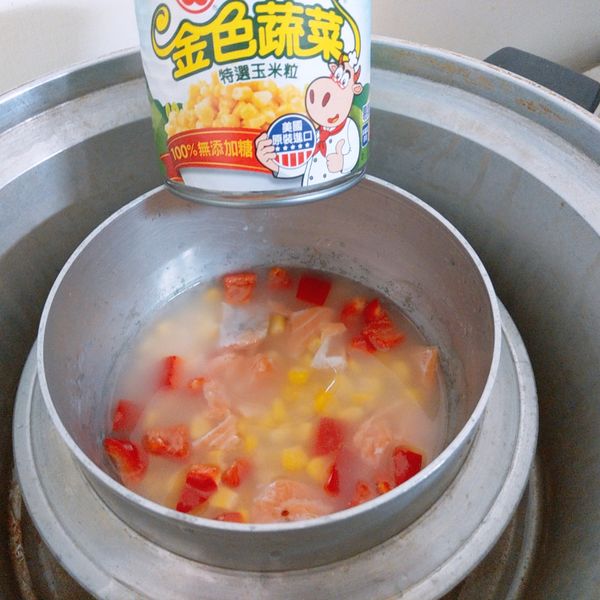 放入電鍋，外鍋加入一米杯水，蓋上鍋蓋蒸煮，開關跳起，續燜10分鐘才可掀開鍋蓋。