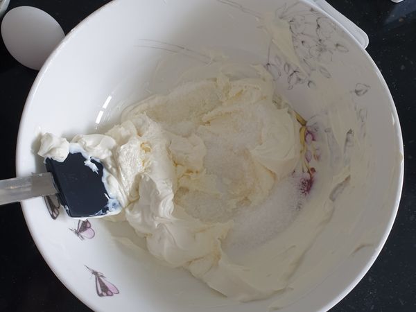 奶油乳酪至於室溫退冰 
攪拌均勻至滑順
加糖拌至均勻