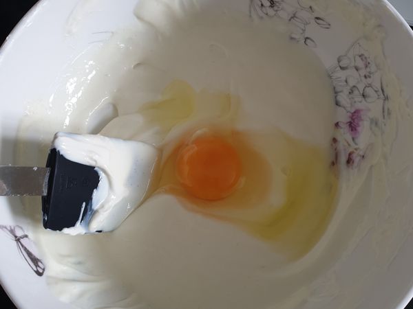 先加一顆蛋攪拌均勻
再加另外一顆蛋攪拌均勻